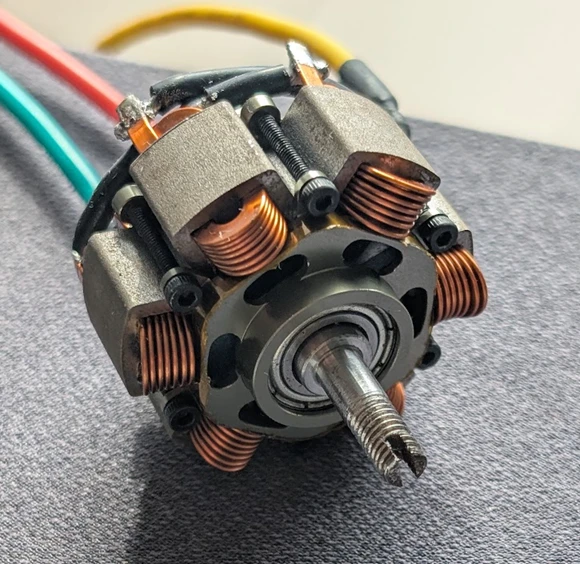Half the mass, same thrust class — CIANO14 vs the 4215 heavy-lift motors
